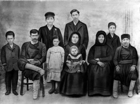 Famille Remoundakis en 1916. Epaminondas, âgé de deux ans est assis sur les genoux de sa mère Kléanthi